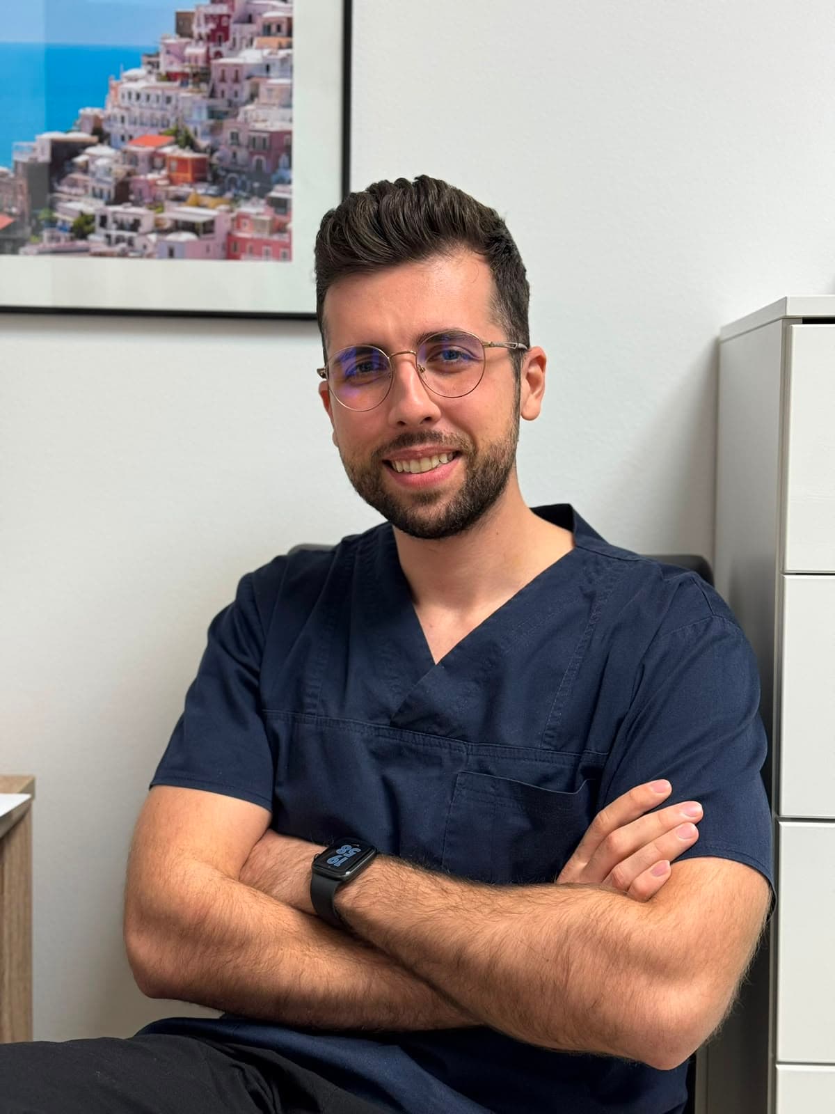 Dr. David Ganea zâmbind în cabinet
