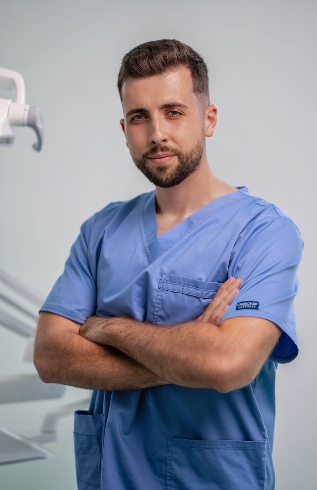 Dr. David Ganea, medic dentist, în cabinetul stomatologic