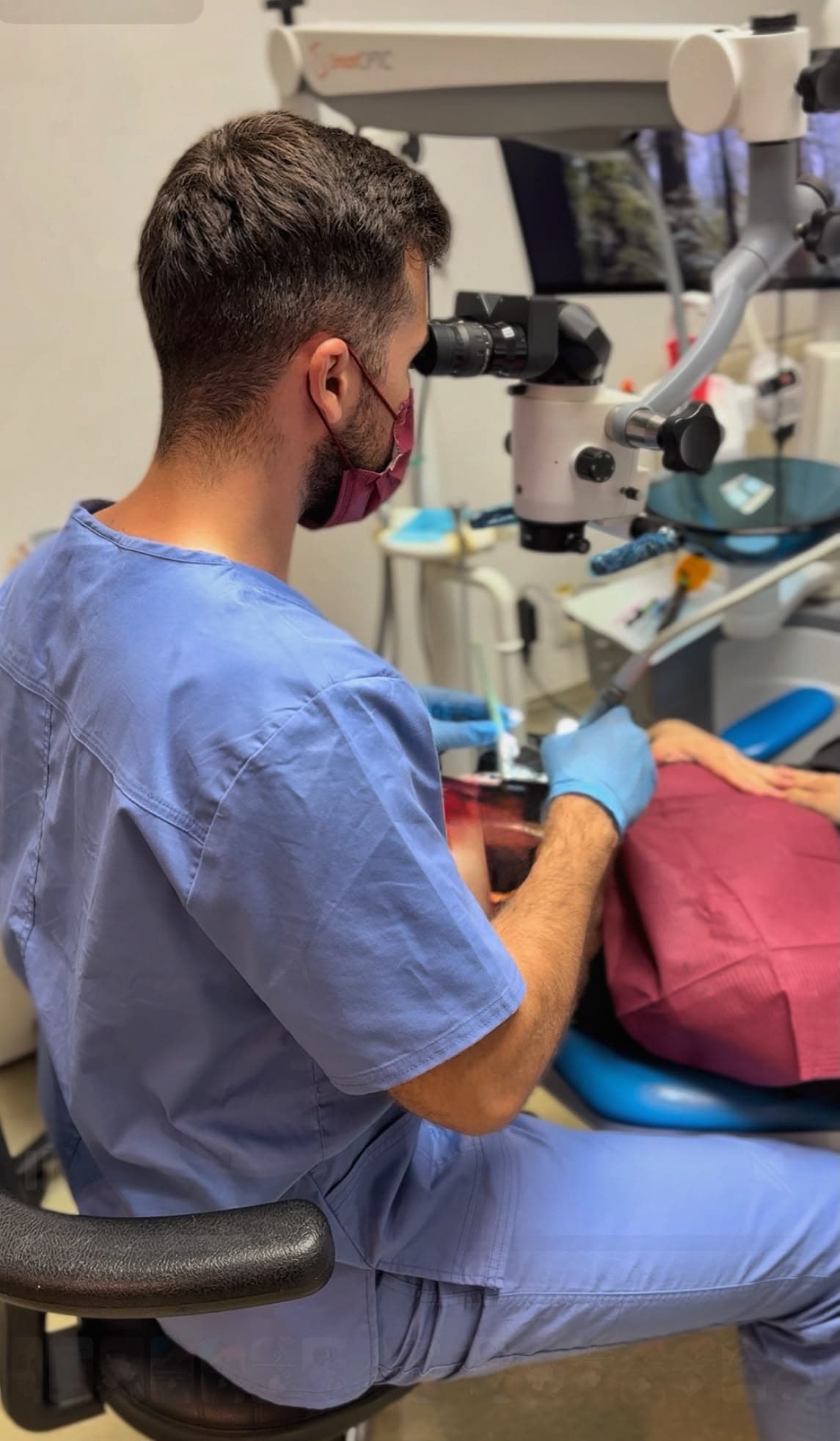 Dr. David Ganea tratând un pacient la microscop